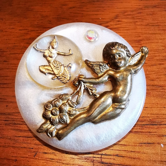 Unique Vintage Round Brooch Cherub Thai Dancer Aurora Borealis - Picture 11 of 12